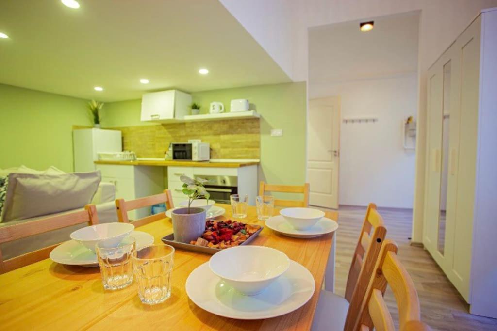 Cosy 2 Bedroom Flat In Akacfa St., Sol 부다페스트 외부 사진